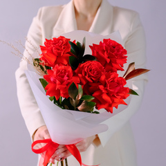 Яркий букет французских роз Nina