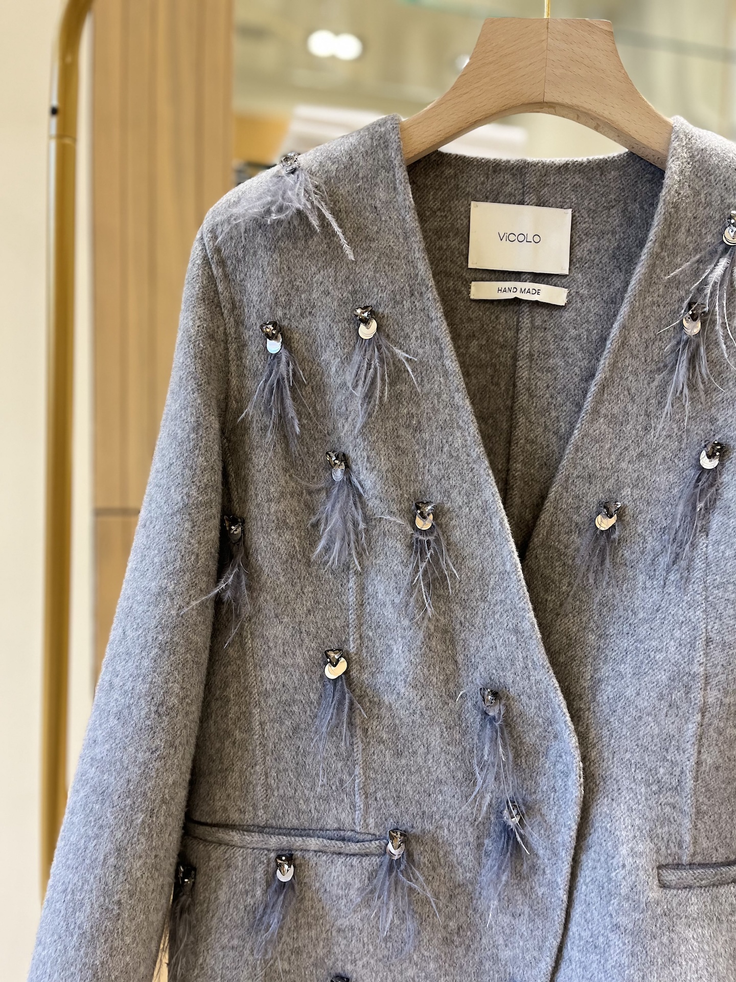 Пальто в стиле блейзера с декором из перьев