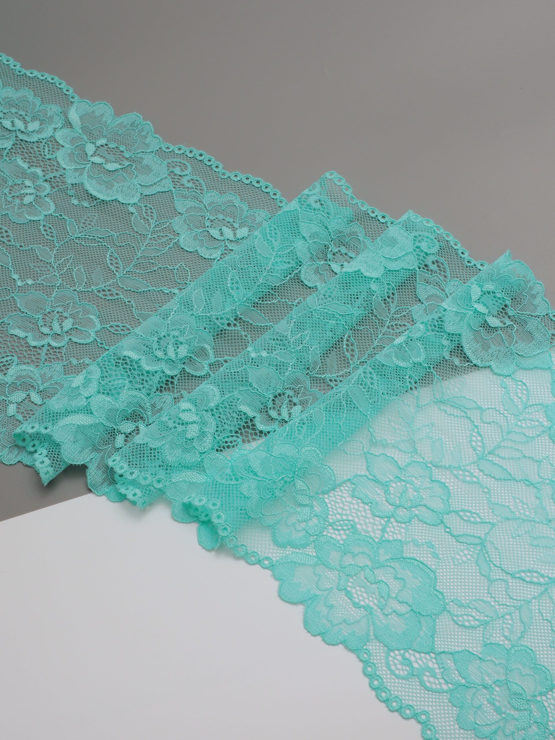 Эластичное кружево ментоловое (ярче резинок) ширина 20 см