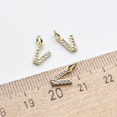 Подвеска Буква V, позолота, фианиты, размер 9*6 мм, цена за 1 шт