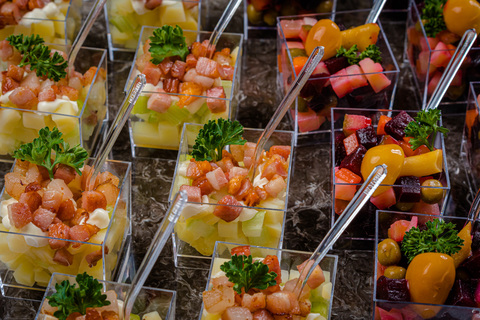 Сет ассорти салатов в верринах с оливье, винегретом и картофельным салатом, 24 шт.