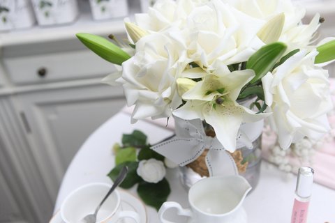 Букет ароматизированный в прозрачной вазе и 2 спрея Cote Noire Roses&Lilies White