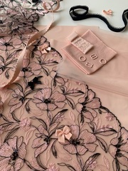 Вышивка на сетке розовая/черная 23 см