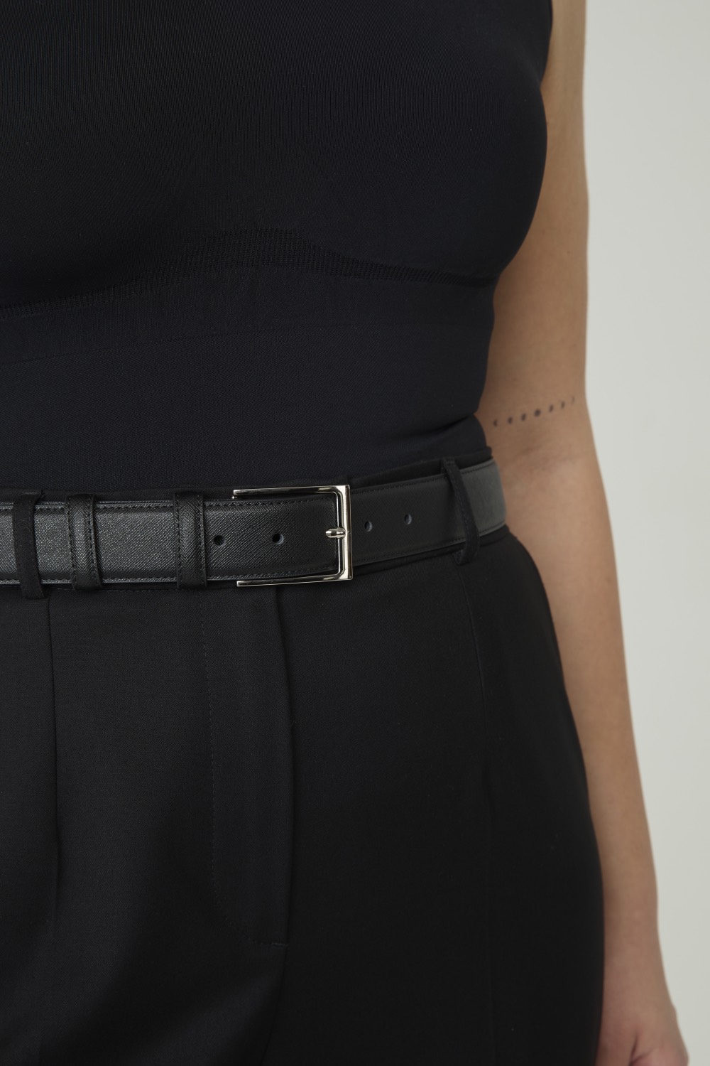 Классический ремень из кожи saffiano с пряжкой серебро, 35 мм, черный