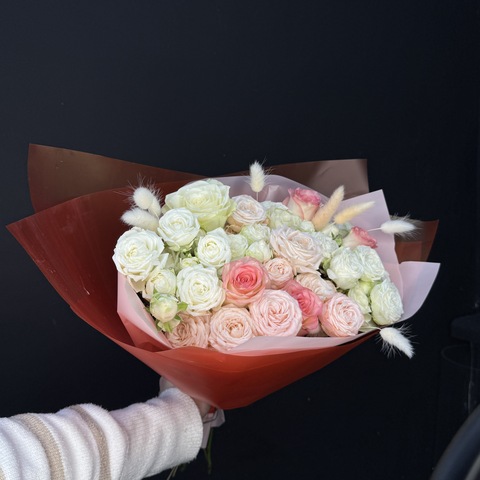 Букет из микса роз с полевым лагурусом