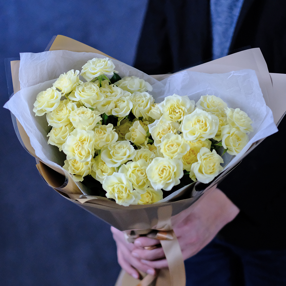 купить недорогой букет белых кремовых кустовых роз Пермь заказать доставку онлайн на дом