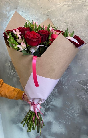 Букет из роз и альстромерии