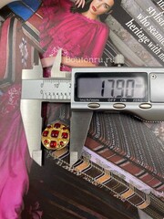 Пуговицы золотистые с квадратными деталями и красной эмалью