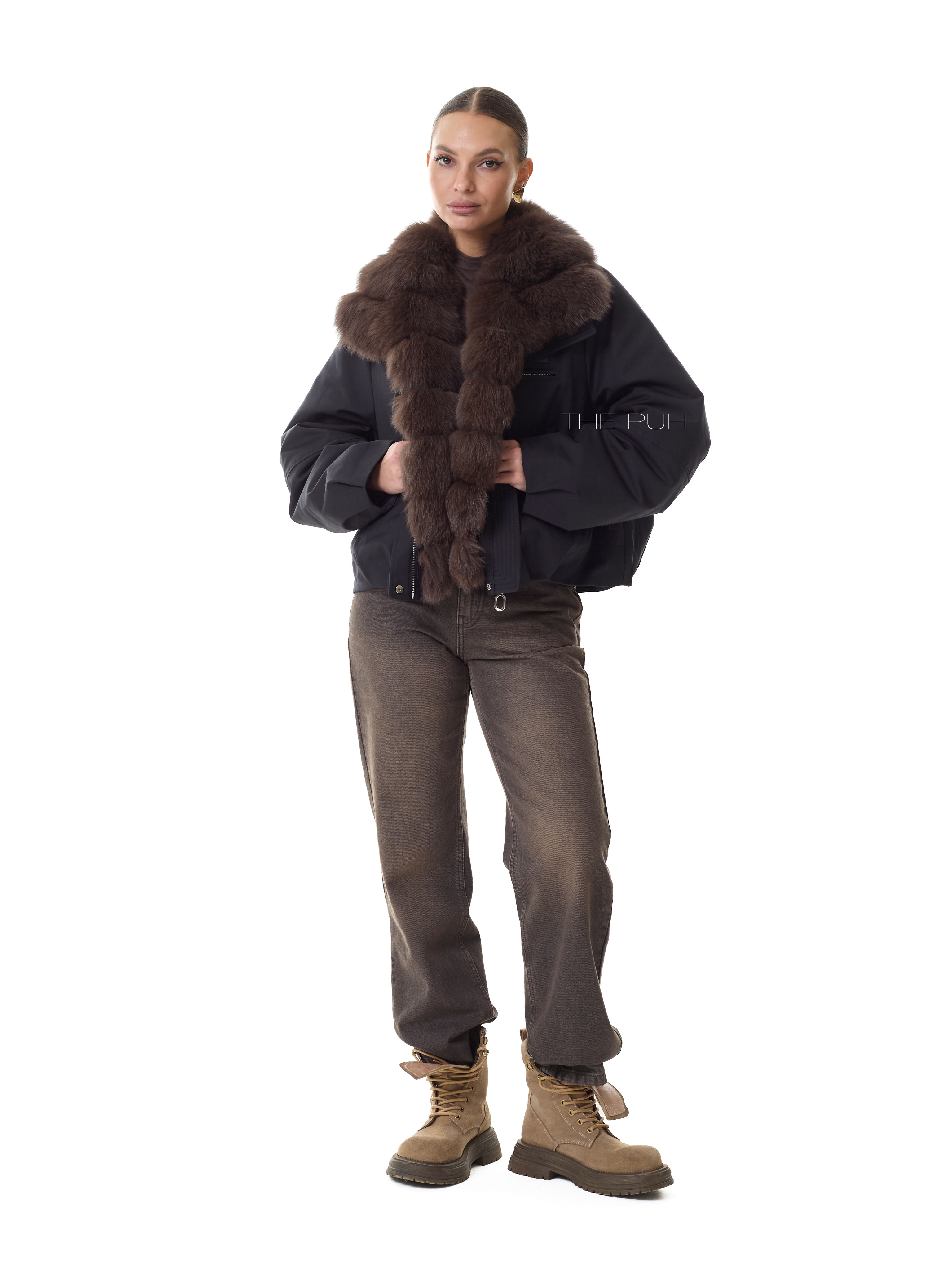 Черная пуховая парка с меховым воротником