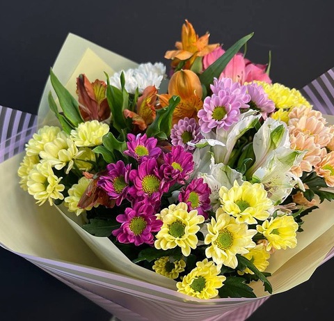Букет из цветных хризантем и альтромерий
