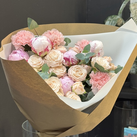 Букет из кустовых роз, пионов и диантусов в крафте