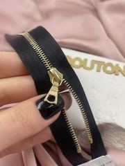 Молния металл Riri, золото на атласной тесьме, 4 мм, цвет черный 2110