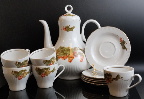 Чайно - кофейный фарфоровый набор из 11 предметов (5 чайных пар и чайник,) из сервиза "Красная смородина", деколь, золочение, клеймо Graf Von Henneberg Porzellan, 1777 Германия 1973-1990 гг