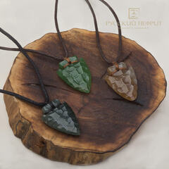 Оберег "Стрела". Светло-зелёный нефрит.