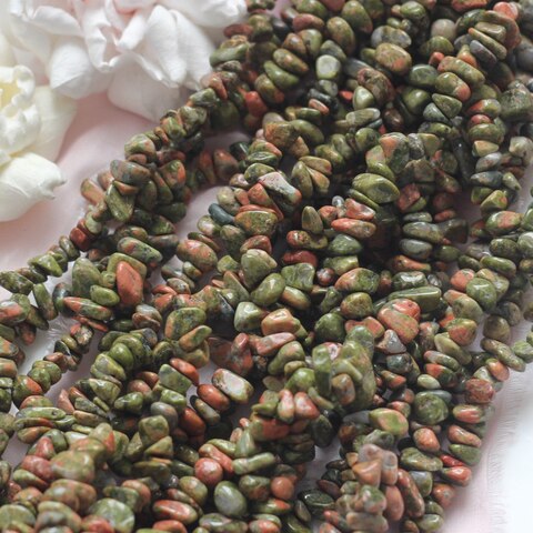 Унакит крошка, 5-15 мм, нить 75 см, К122