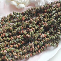 Унакит крошка, 5-15 мм, нить 75 см, К122