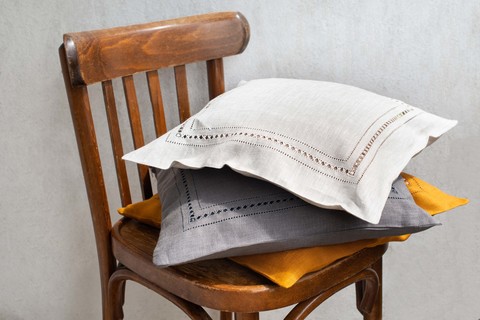 Льняной чехол для декоративной подушки с мережкой натуральный серый