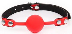 Красный кляп-шарик с черным регулируемым ремешком - 