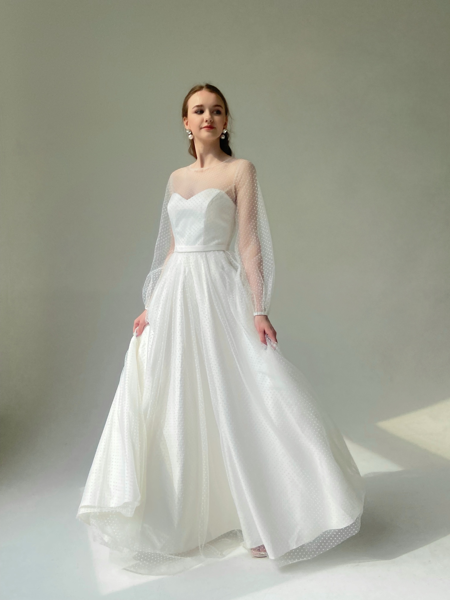Свадебное платье с корсетом объемными рукавами из фатины макси (молочный)