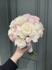 Свадебный букет из кустовых пионовидных роз, одноголовых роз и диантусов