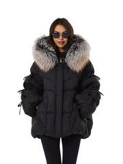 Черный пуховик с мехом енота и завязками на рукавах