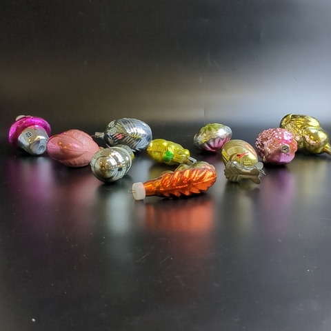 Ёлочные игрушки набор из 10 разных штук, цыпленок на прищепке, улитка, белочка, девочка и др, стекло, подвесные, винтаж времён СССР 1960-1980 гг. Советские ёлочные игрушки и украшения. Состояние и комплектация на фото, могут присутствовать незначительные неровности и сколы, закрытые металлическим подвесом (под подвесом).