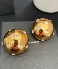 krupnye-sergi-klipsy-kruglye-iz-latuni-ysl