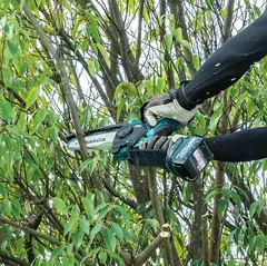 Аккумуляторная цепная пила Makita UC029GZ01