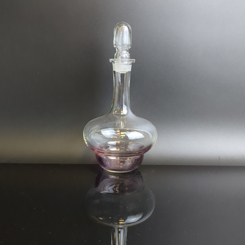 Графин стеклянный с фиолетовым цветным стекле на дне, 19 см, винтаж времен СССР 1970-1990 гг