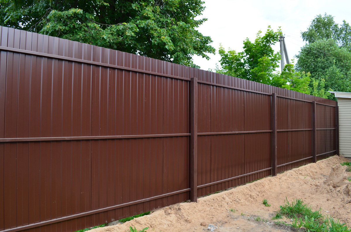 Забор из профнастила шоколадного цвета фото