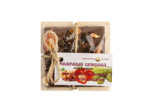 Шоколад  ручной работы молочный с клубникой, миндалем и сосновой шишкой "Монастырский гостинец" 50г