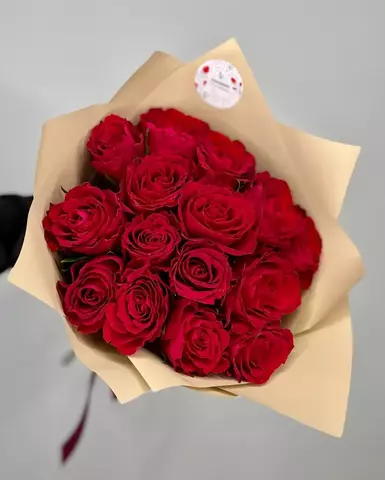 Моно букет из 15 красных роз в упаковке