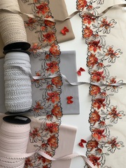 Вышивка на сетке бежевая/слива (правая) 14 см