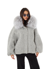 Светло-серый текстильный пуховик объемного кроя