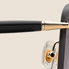 Солнцезащитные очки в металлической оправе золотистого цвета