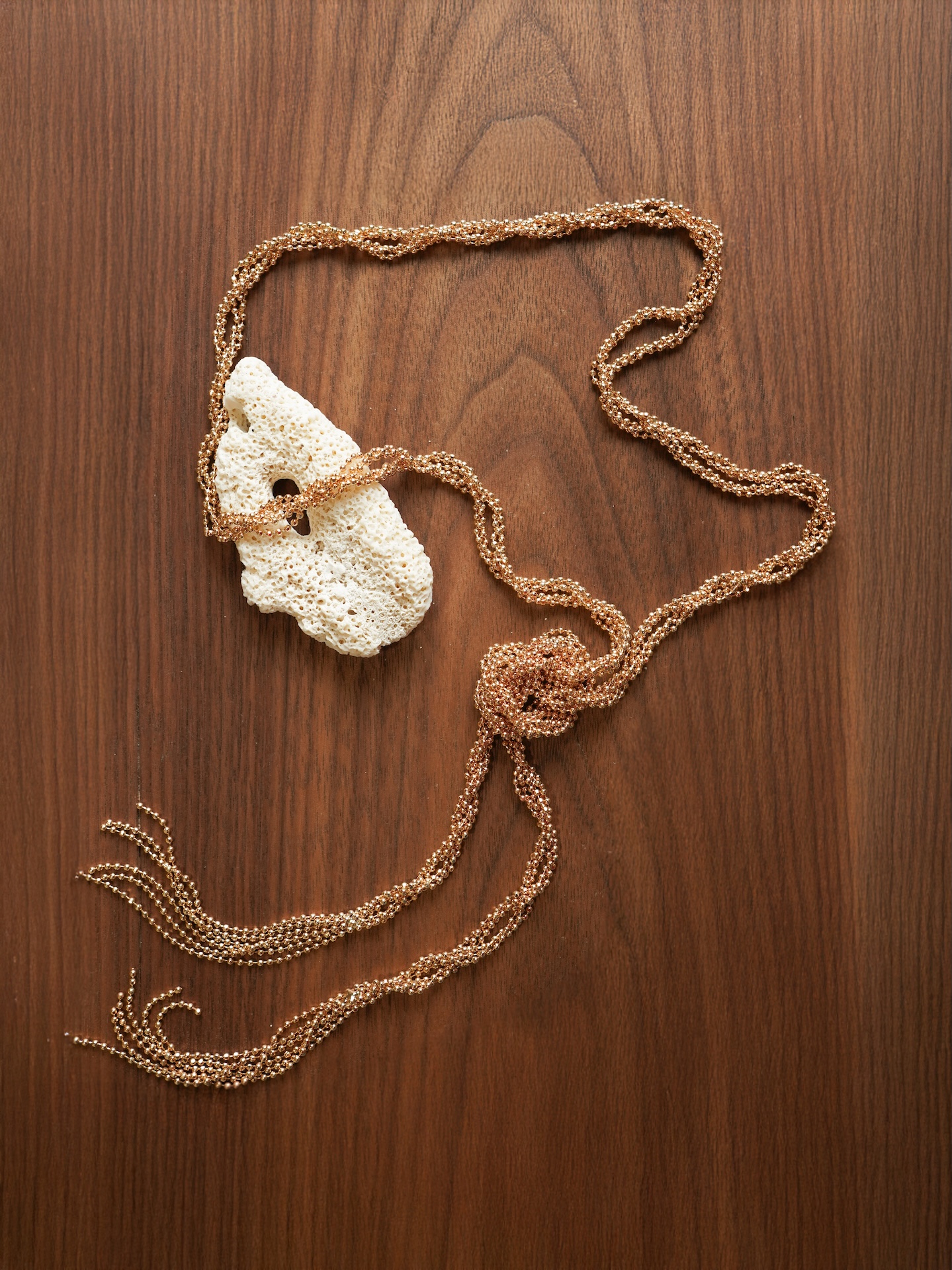 Колье в виде переплетенного шнурка и цепей