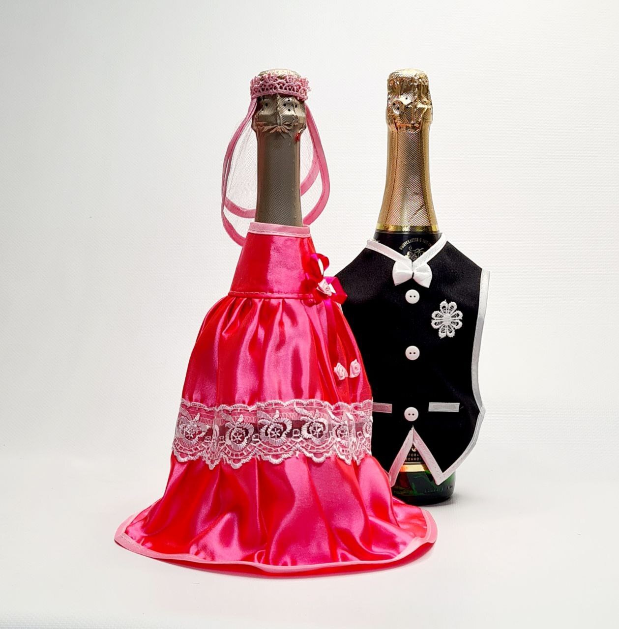 Оформление бутылок с инициалами молодоженов и датой свадьбы.