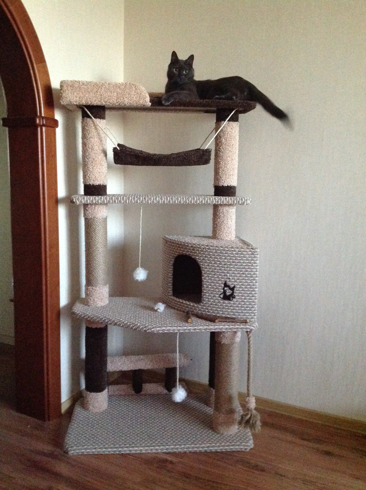 Домик для кошки из дерева 