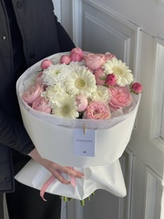 Авторский букет из пионовидной розы, хризантемы и гербер