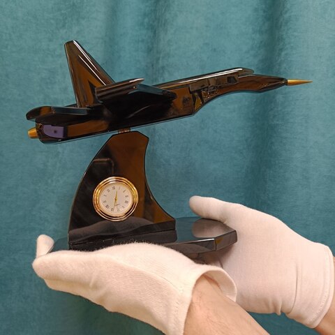 Самолет истребитель с часами