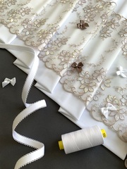 Вышивка на сетке молочная 21 см