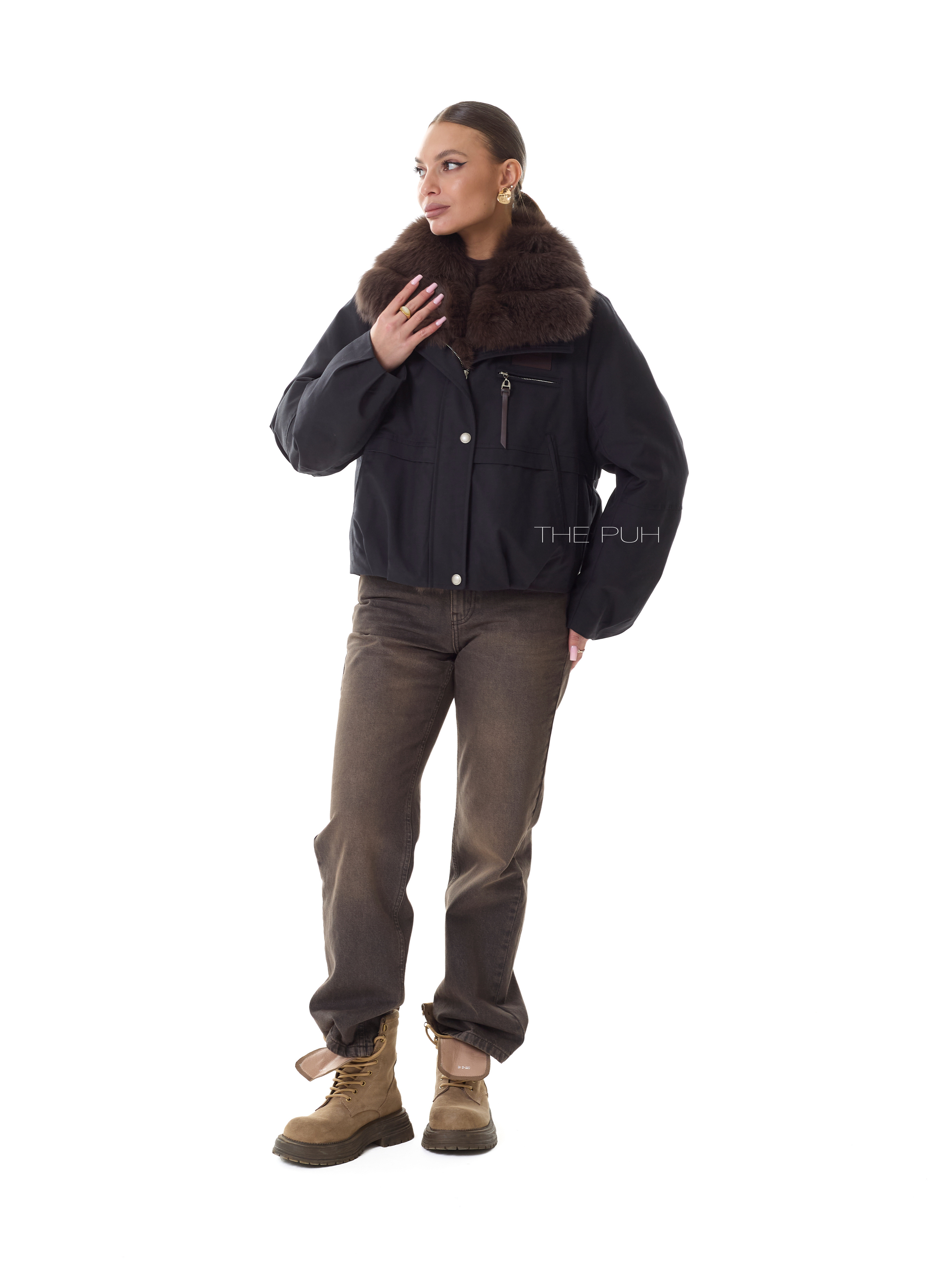 Черная пуховая парка с меховым воротником