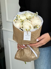 Авторский букет из пионов и ромашки