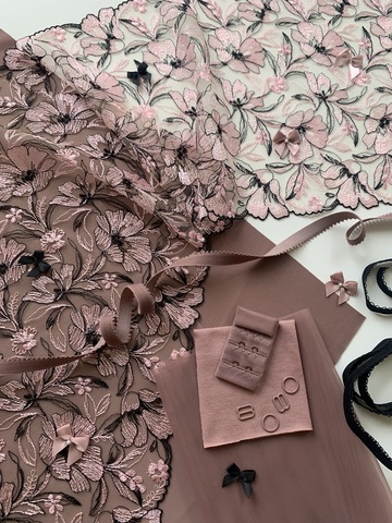 Вышивка на сетке розовая/черная 23 см