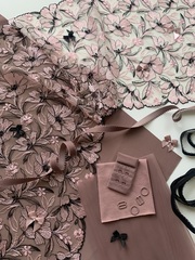 Вышивка на сетке розовая/черная 23 см