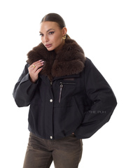 Черная пуховая парка с меховым воротником