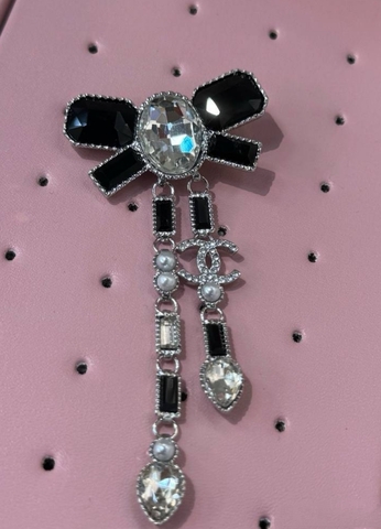 Б082 - Брошь крест черная style by CHANEL с подвесками