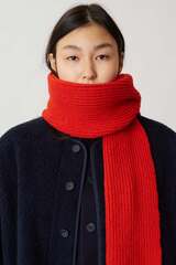 Шарф из шерсти красного цвета