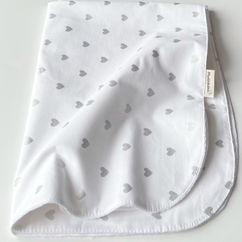Непромокаемая пеленка "Сердечки глитер серебро"