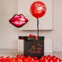 Коробка сюрприз черная с красным воздушным шаром с надписью